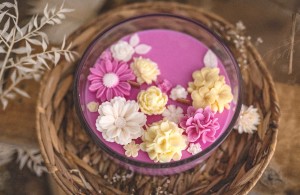 Duża świeca sojowa z kwiatami różowa-żółta - 750g