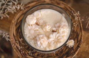 Duża świeca sojowa z kwiatami kremowa -750g