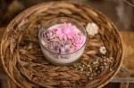 Mała świeca sojowa z kwiatami beżowo-różowymi -150g