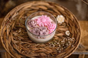 Mała świeca sojowa z kwiatami beżowo-różowymi -150g