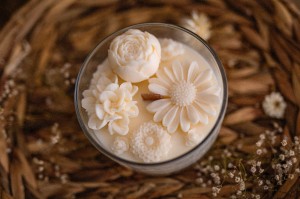 Mała świeca sojowa z kwiatami kremowa 150g