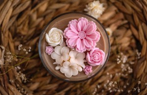 Mała świeca sojowa z kwiatami kremowo-różowymi -150g