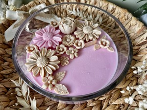 Duża świeca sojowa różowa z beżowymi kwiatami -700g