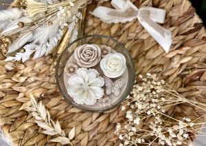 Mała świeca sojowa z kwiatami beżowo-białymi -150g