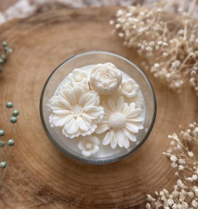 Świeca sojowa z kwiatami -kremowa -150g