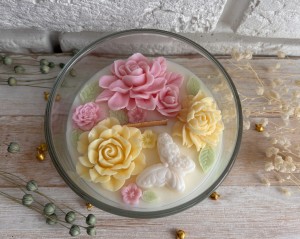 Świeca sojowa z kwiatami -kolorowa 150g